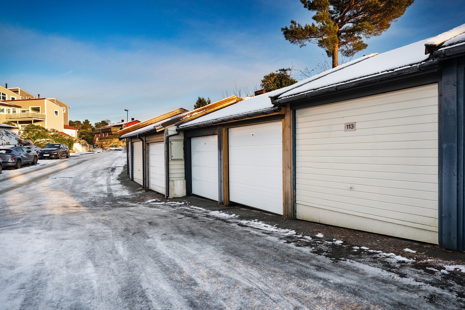 - Boligen disponerer også en garasje i rekke på ca. 16 m², hvor det er installert elbillader, samt nytt tak (2021/22) - Galleribilde
