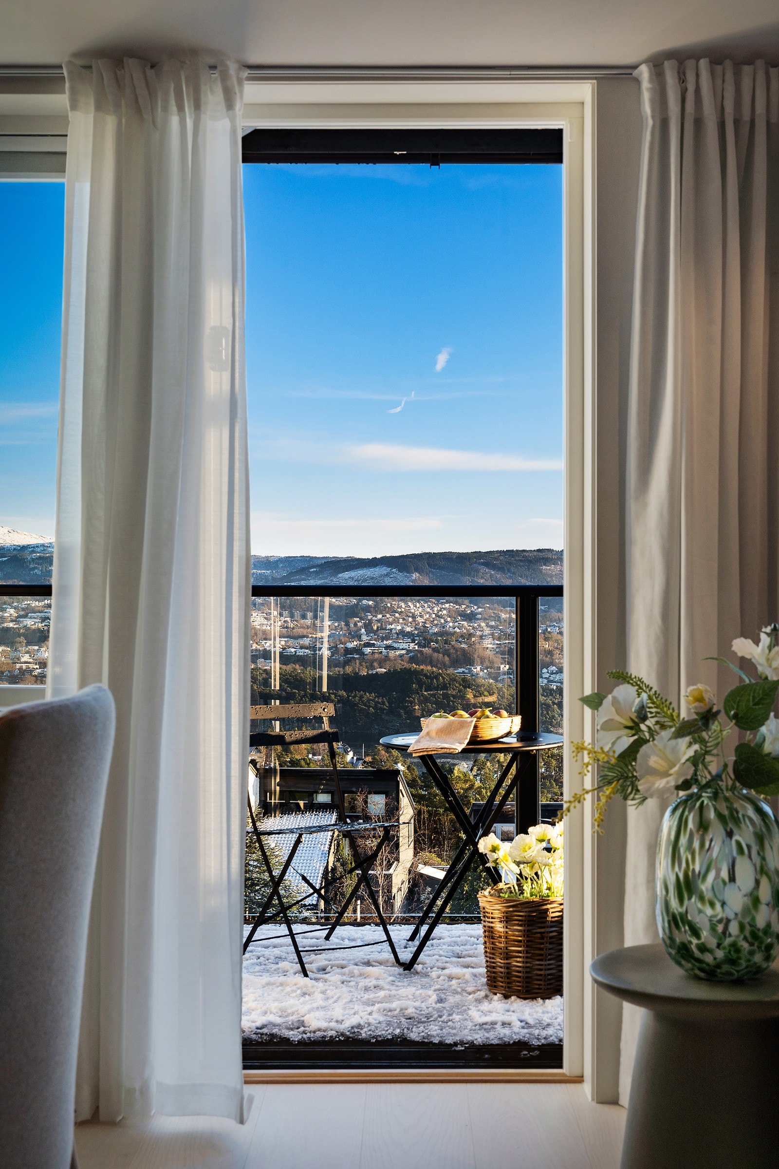 - Fra stuen er det direkte utgang til en solrik terrasse på 22 kvm - Galleribilde