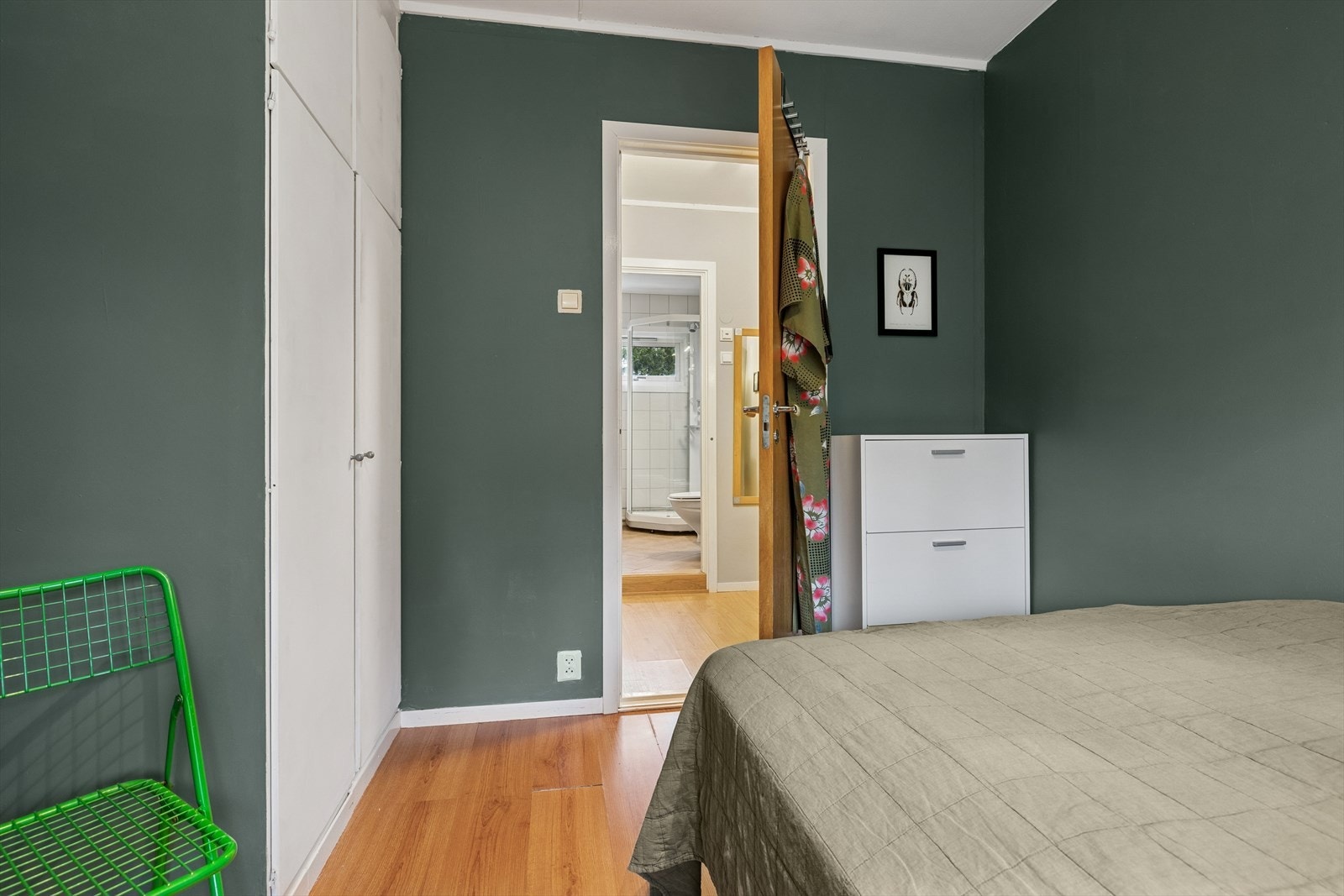 Plassbygd skap på soverommet gir praktisk oppbevaring. Galleribilde