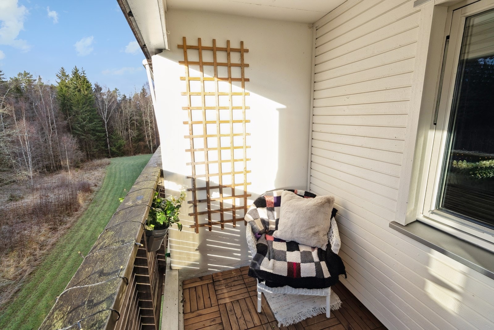Balkongen er overbygd, noe som gir beskyttelse mot vær og vind. Galleribilde