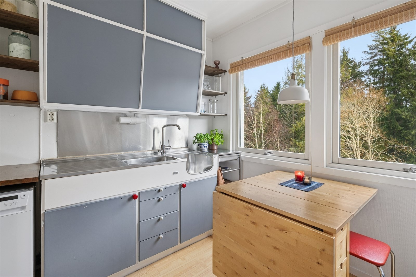 Det er plass til spisebord ved vinduet på kjøkkenet. Galleribilde