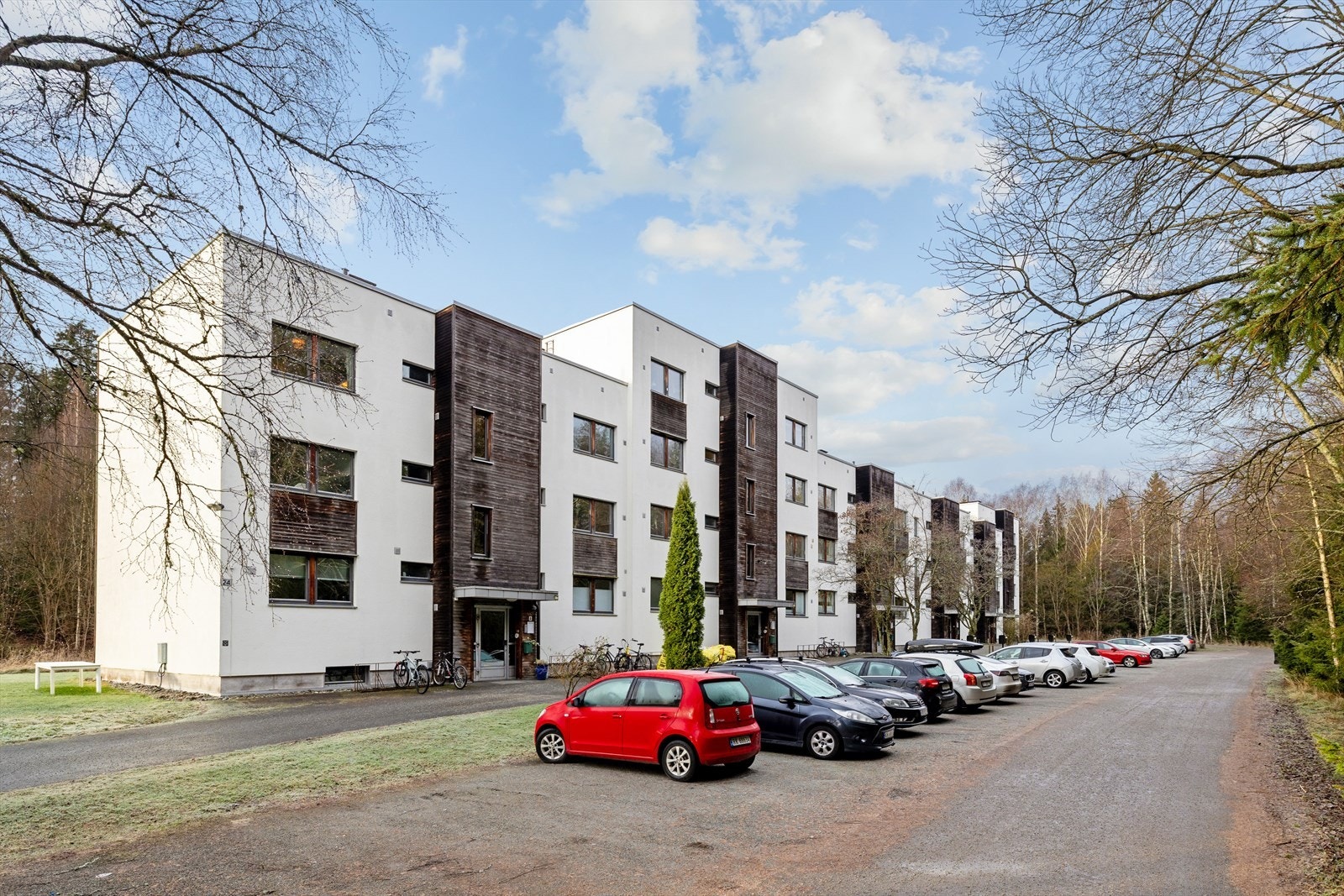 Fri parkering for beboerne er tilgjengelig foran bygget. Galleribilde