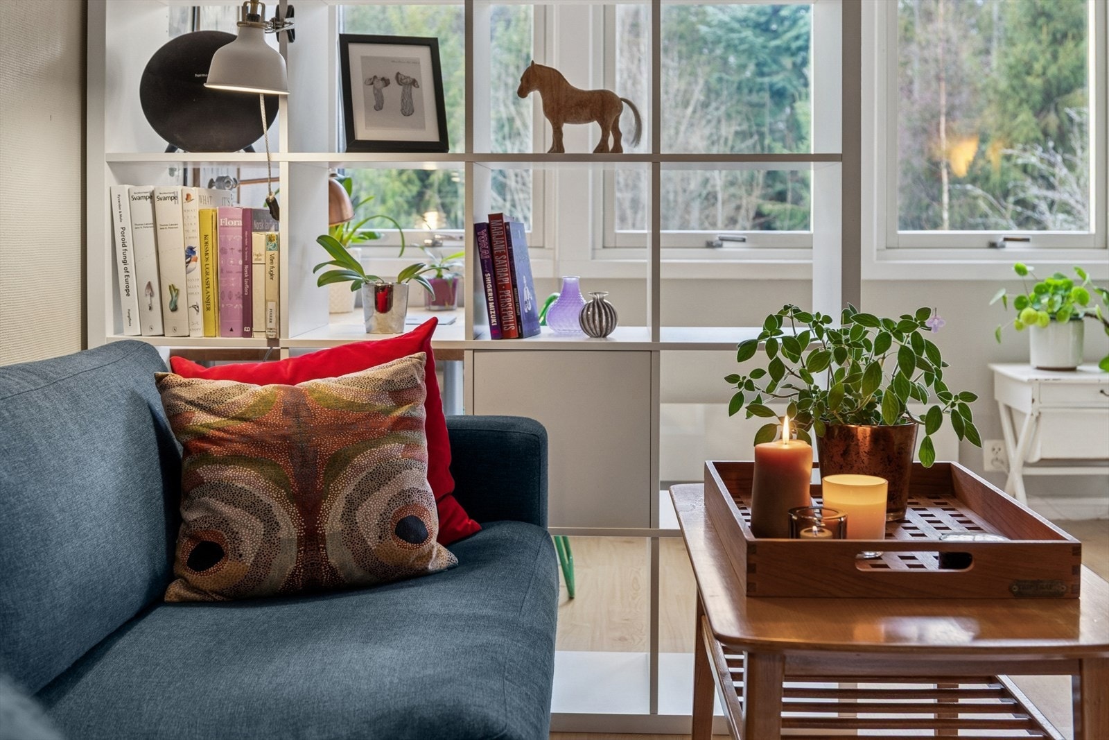 Store vinduer sikrer godt lysinnslipp og utsyn mot grøntområder. Galleribilde