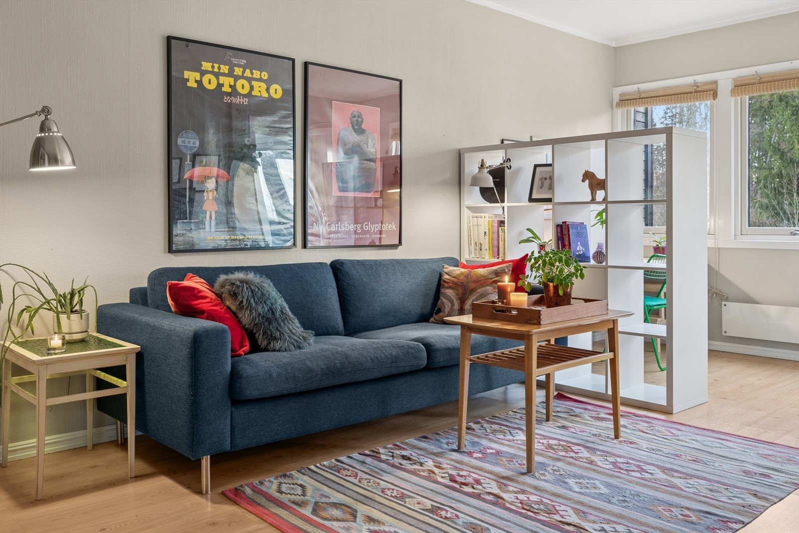 Malt tapet på veggene gir et nøytralt bakteppe for innredningen. Galleribilde