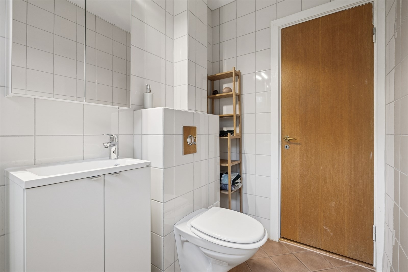 Badet ble totalrenovert i 2011. Vegghengt toalett. Servant med underskap og speil overskap (nytt i 2025). Galleribilde