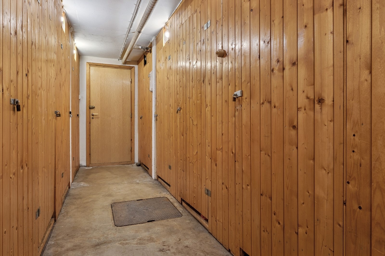 Det er 2 tilhørende boder i kjeller som gir praktisk oppbevaringsplass. Galleribilde