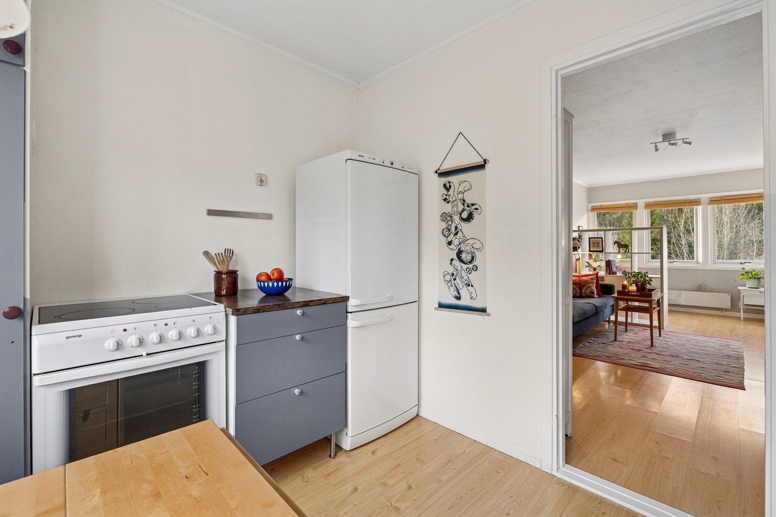 Kjøkken mot stue. Komfyr, frys- kjøleskap og oppvaskmaskin medfølger. Galleribilde