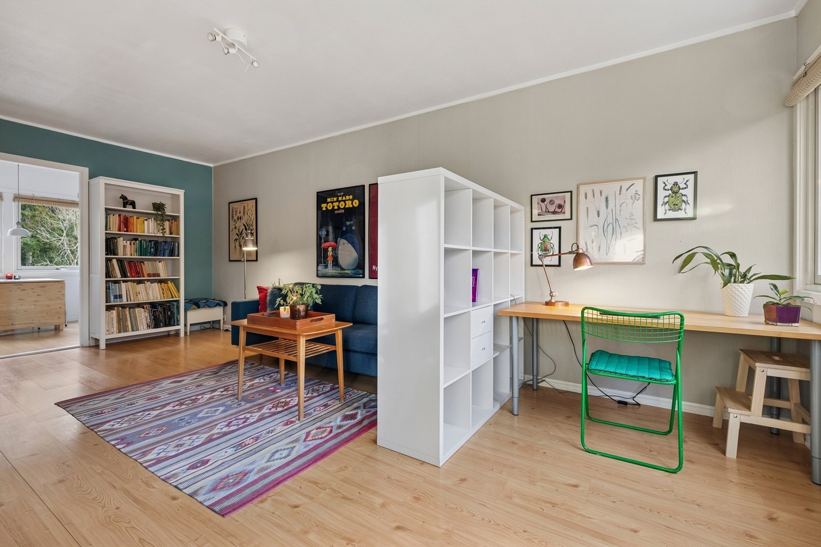 Stuen er romslig og kan innredes i forskjellige soner. Galleribilde