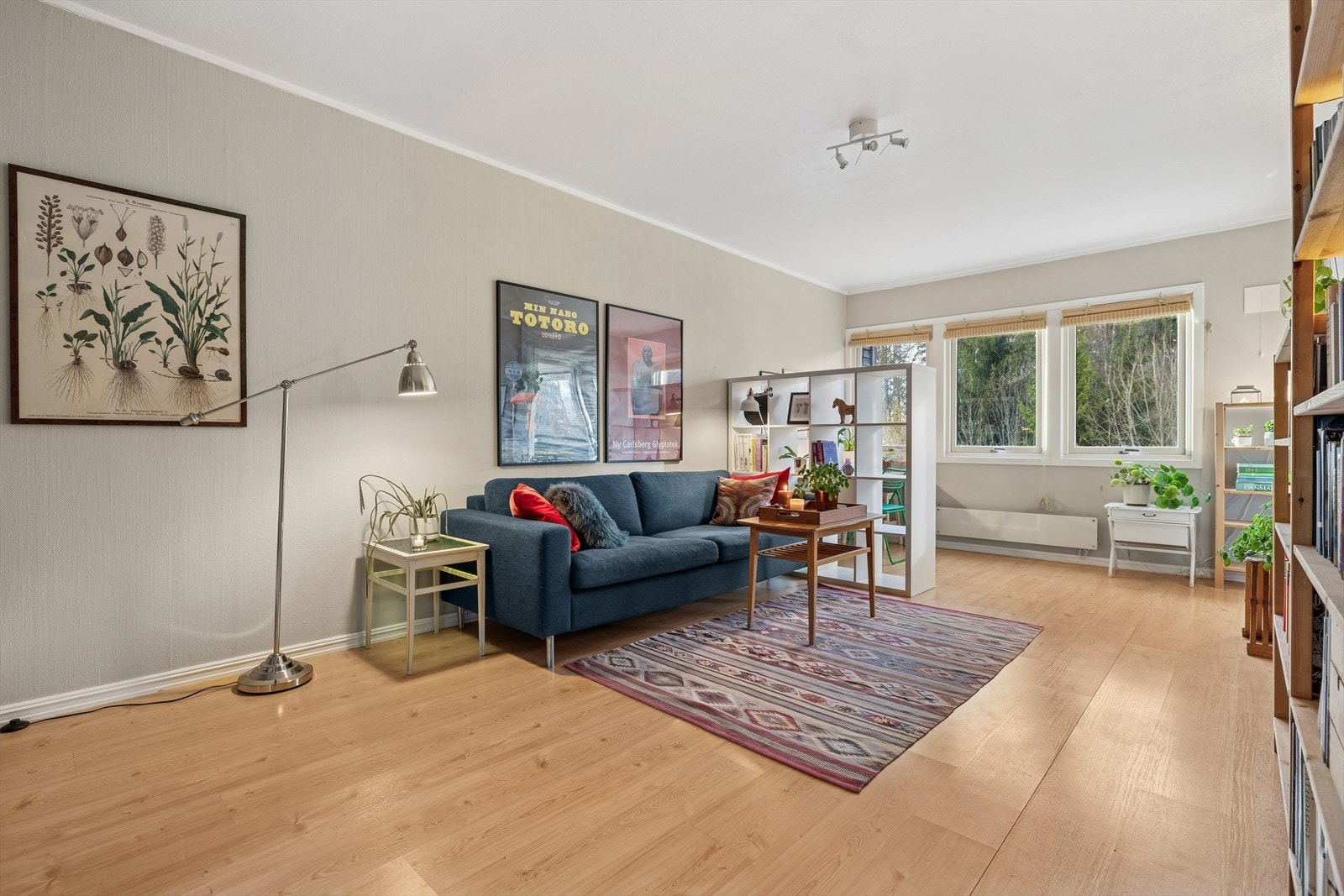 Stuen er lys og romslig. Laminatgulv gir en slitesterk og lettstelt overflate i stuen. Galleribilde