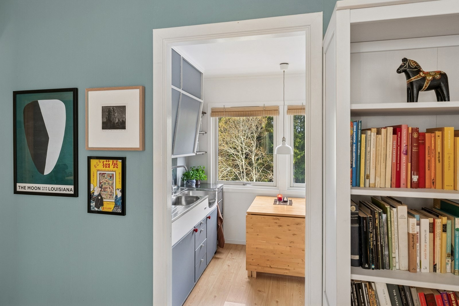 Direkte forbindelse til stuen gir en naturlig overgang mellom rommene. Galleribilde