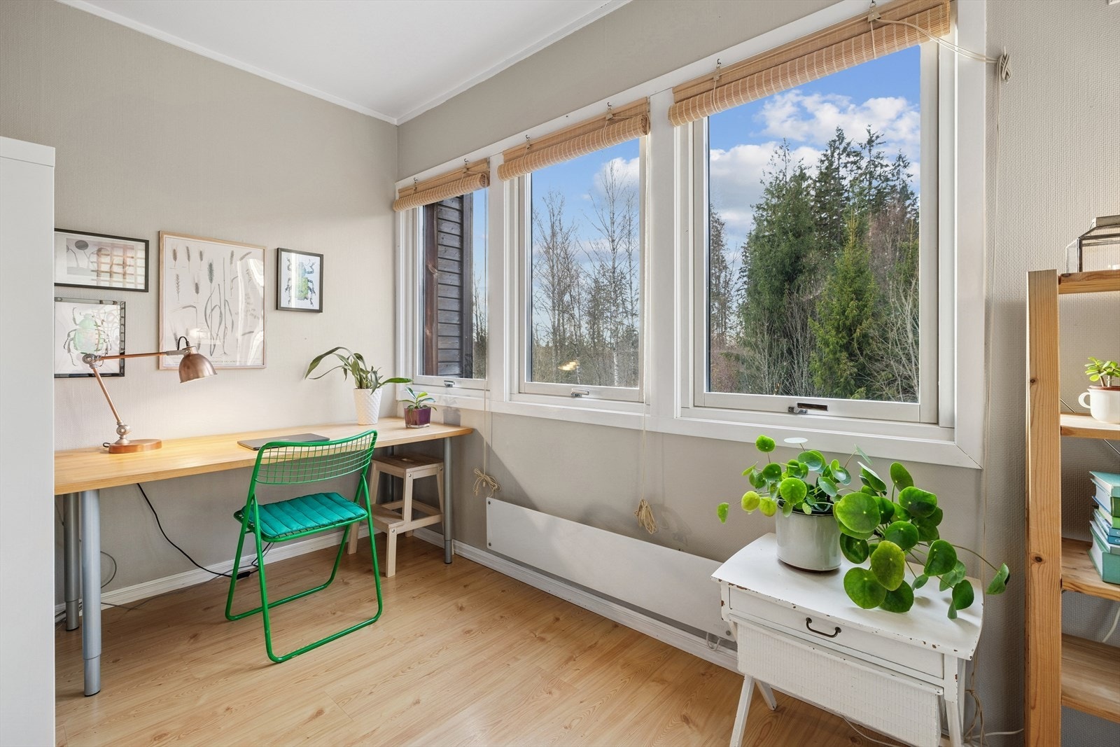 Toppleilighet med store vinduer som gir godt lysinnslipp og utsyn mot grøntområde. Galleribilde