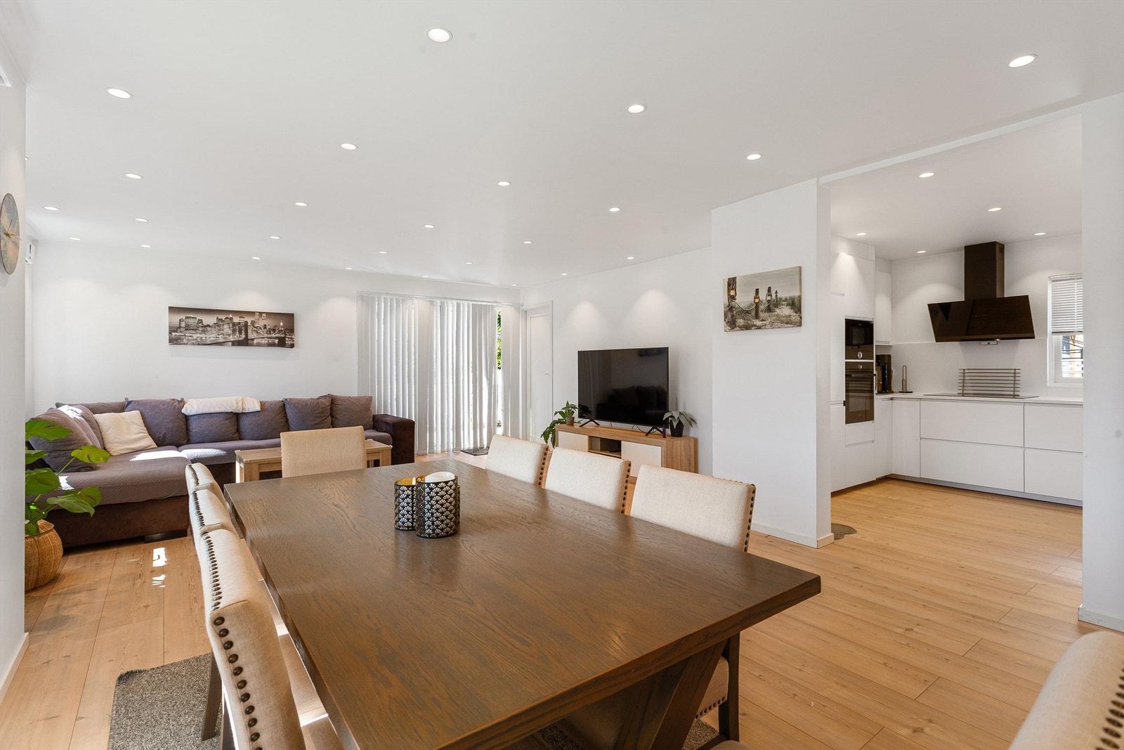 Laminat på gulv, malte plater på vegger og malte plater i himling Galleribilde