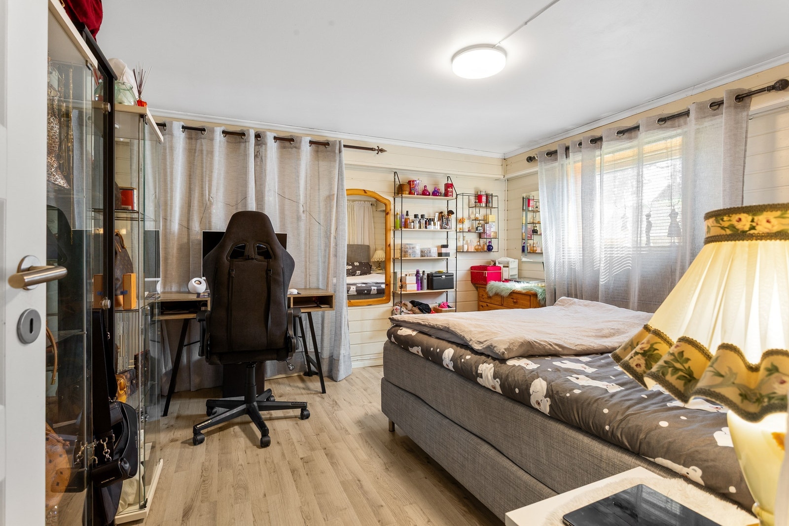 Soverom 4 med laminat på gulv, malt panel på vegger og malte plater i himling Galleribilde