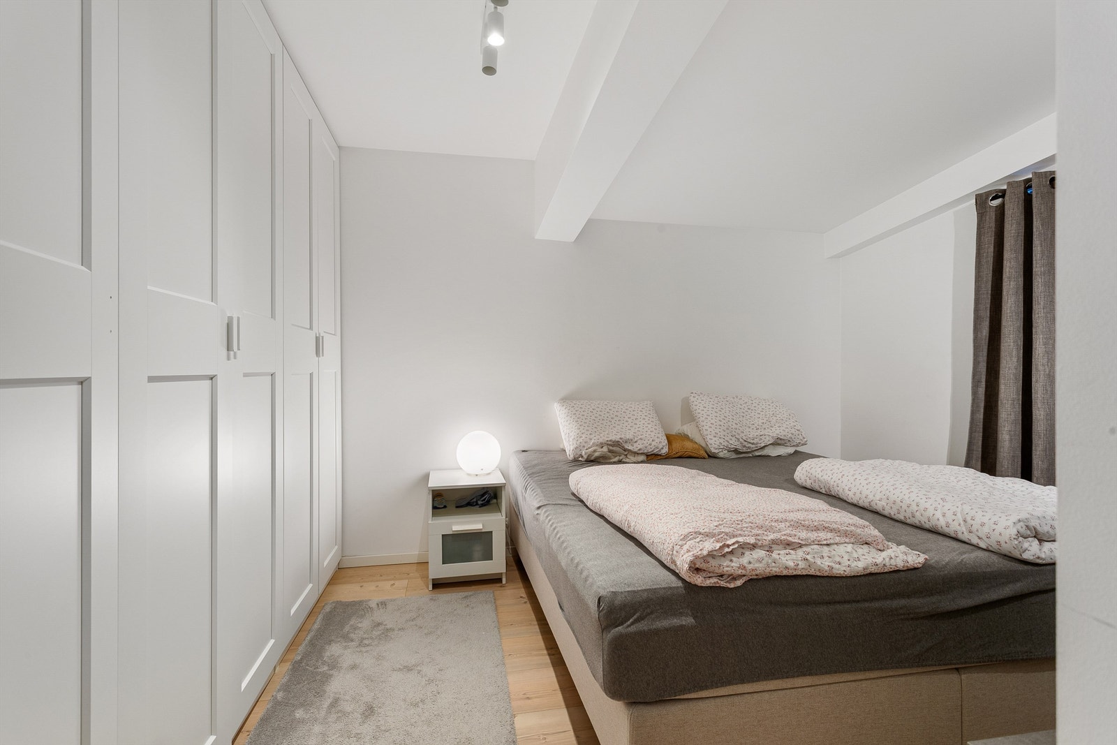 Soverom 1 med takhøy garderobeløsning - Det gjøres oppmerksom på at det mangler ferdigattest på tilbygg som omfatter oppføring av dette rommet Galleribilde