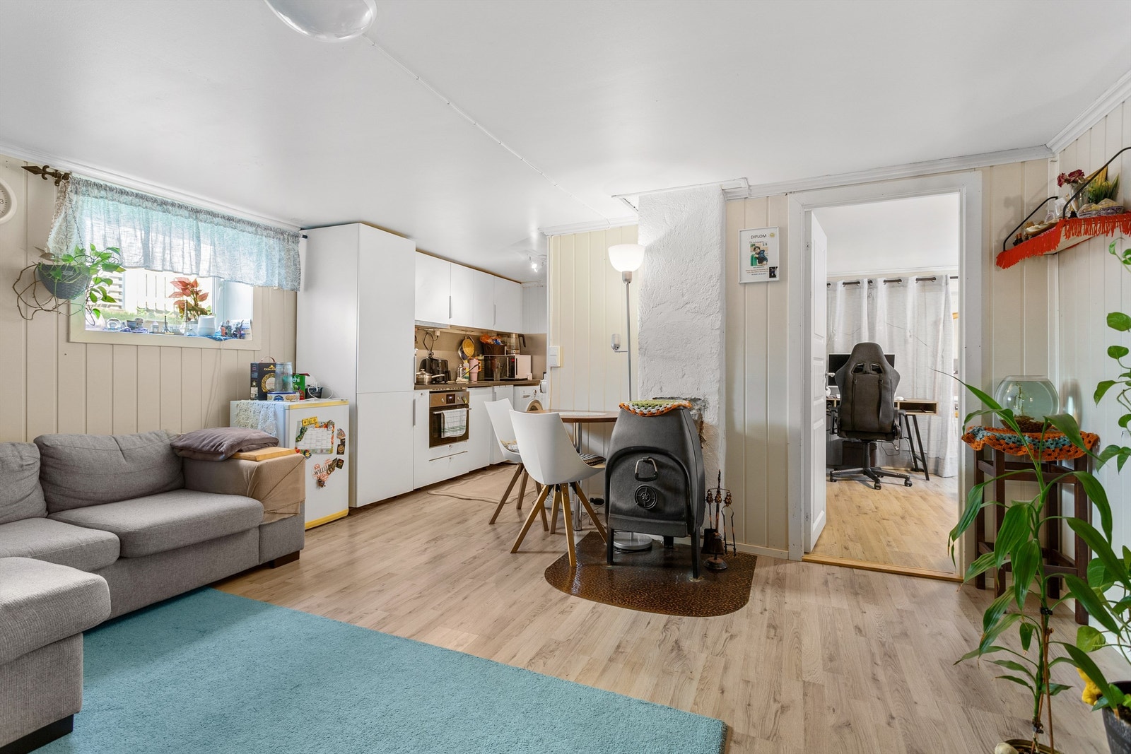 Frittstående vedovn med plate på gulv Galleribilde