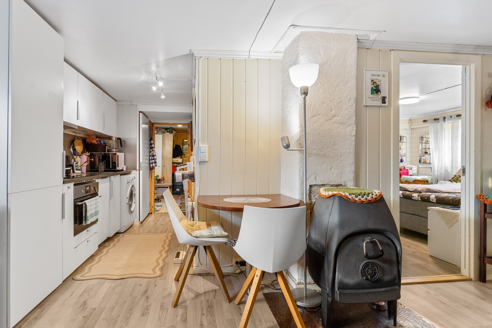 Laminat på gulv, malte panelplater på vegger og malte plater i himling Galleribilde