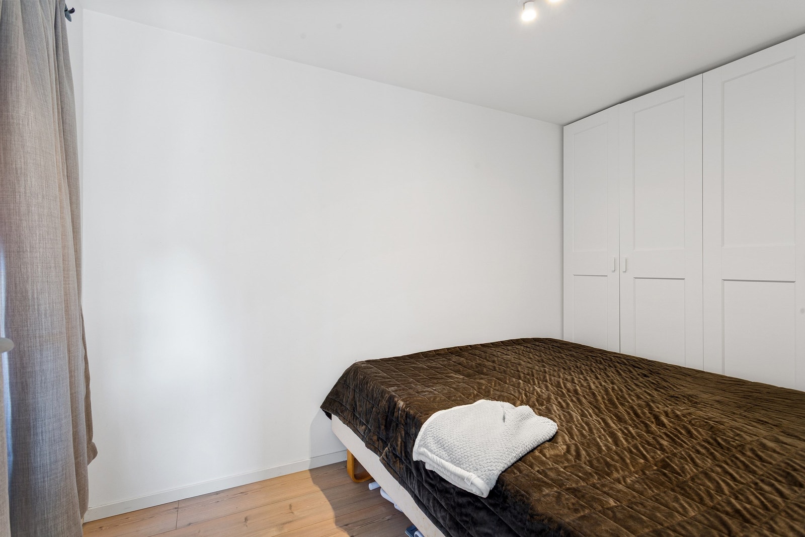 Soverom 3 med takhøy garderobeløsning Galleribilde