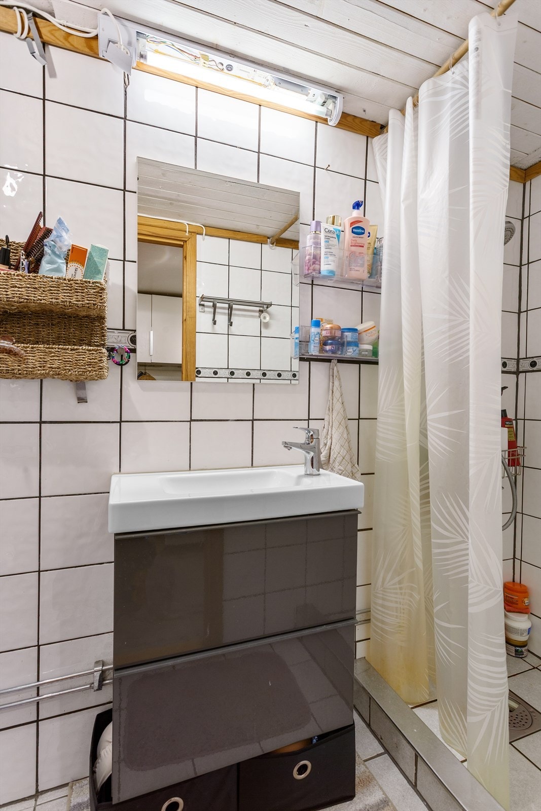 Flislagt bad med dusj i hjørne Galleribilde