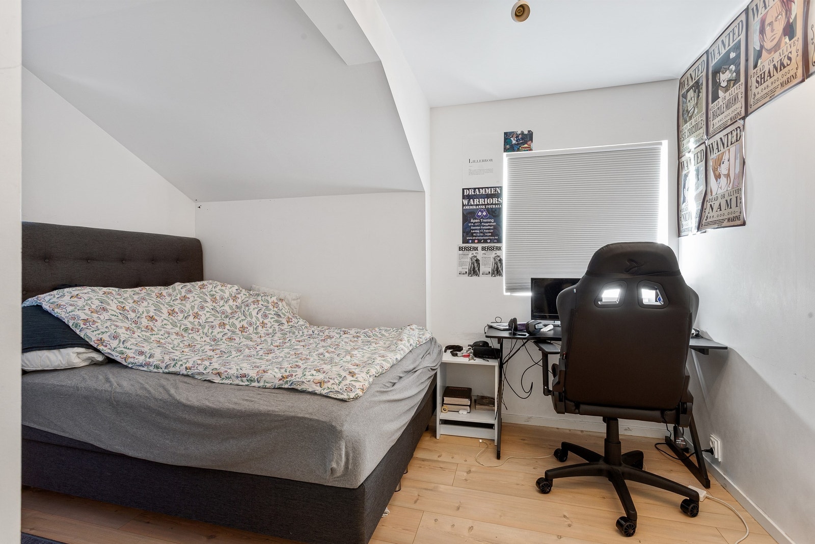 Soverom 2 med laminat på gulv, malte plater på vegger og malte plater i himling Galleribilde