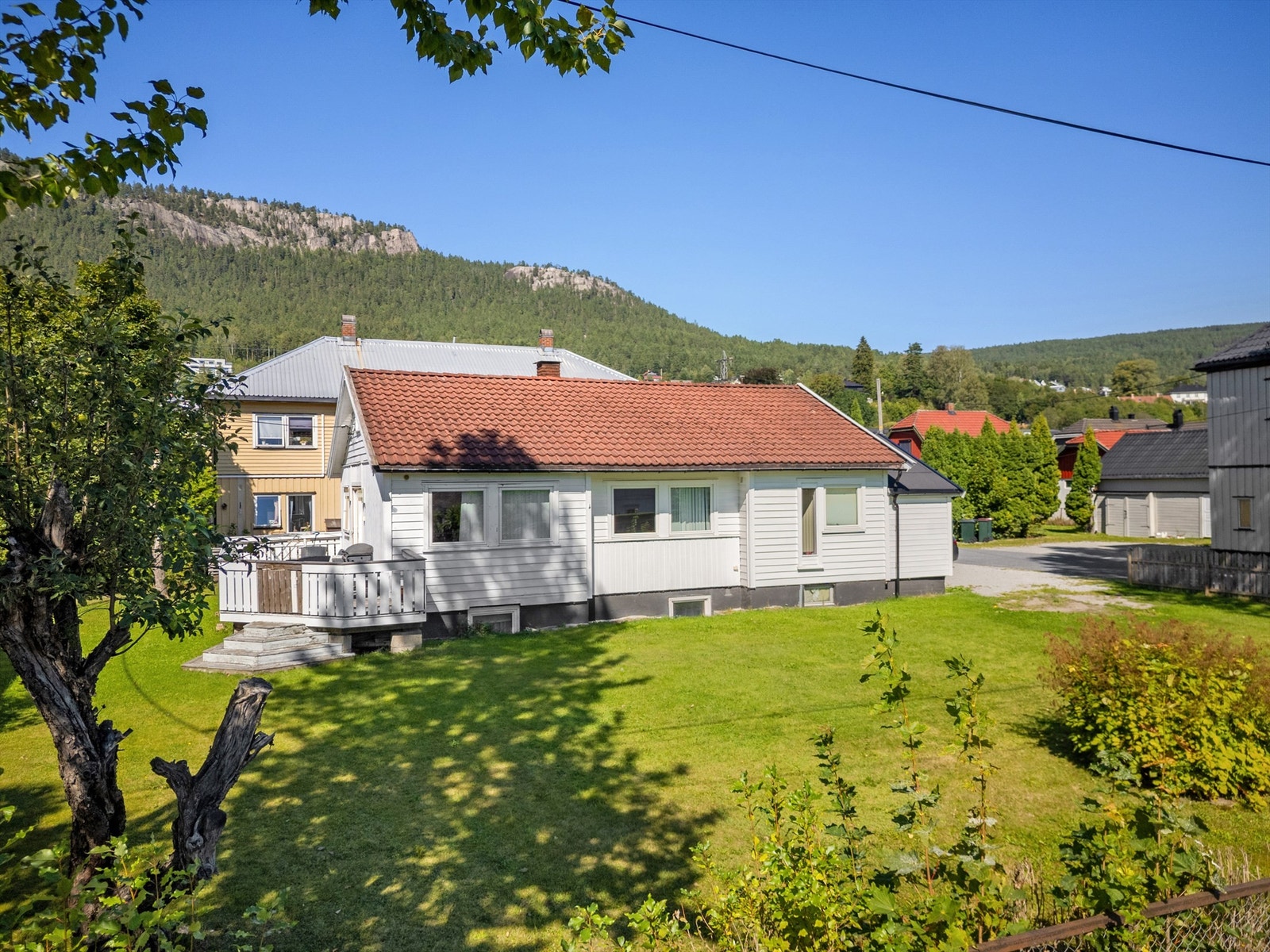 Parkering på egen gruset gårdsplass Galleribilde