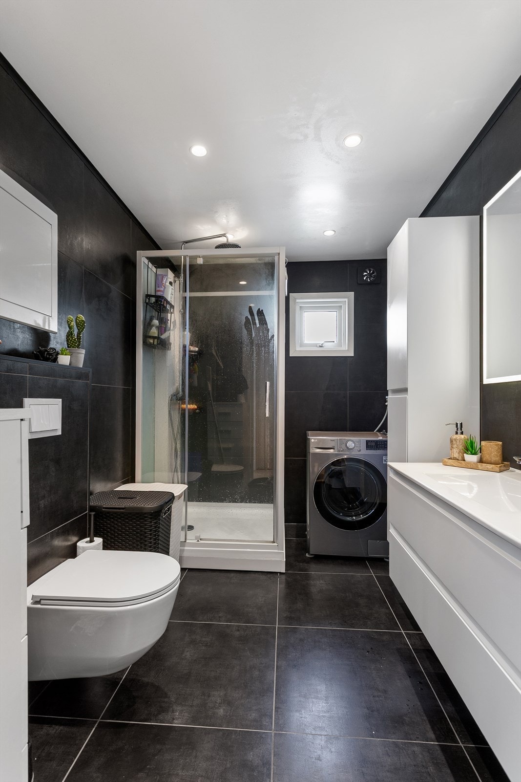 Nyere flislagt bad med regnfallsdusj og elektriske varmekabler i gulv Galleribilde