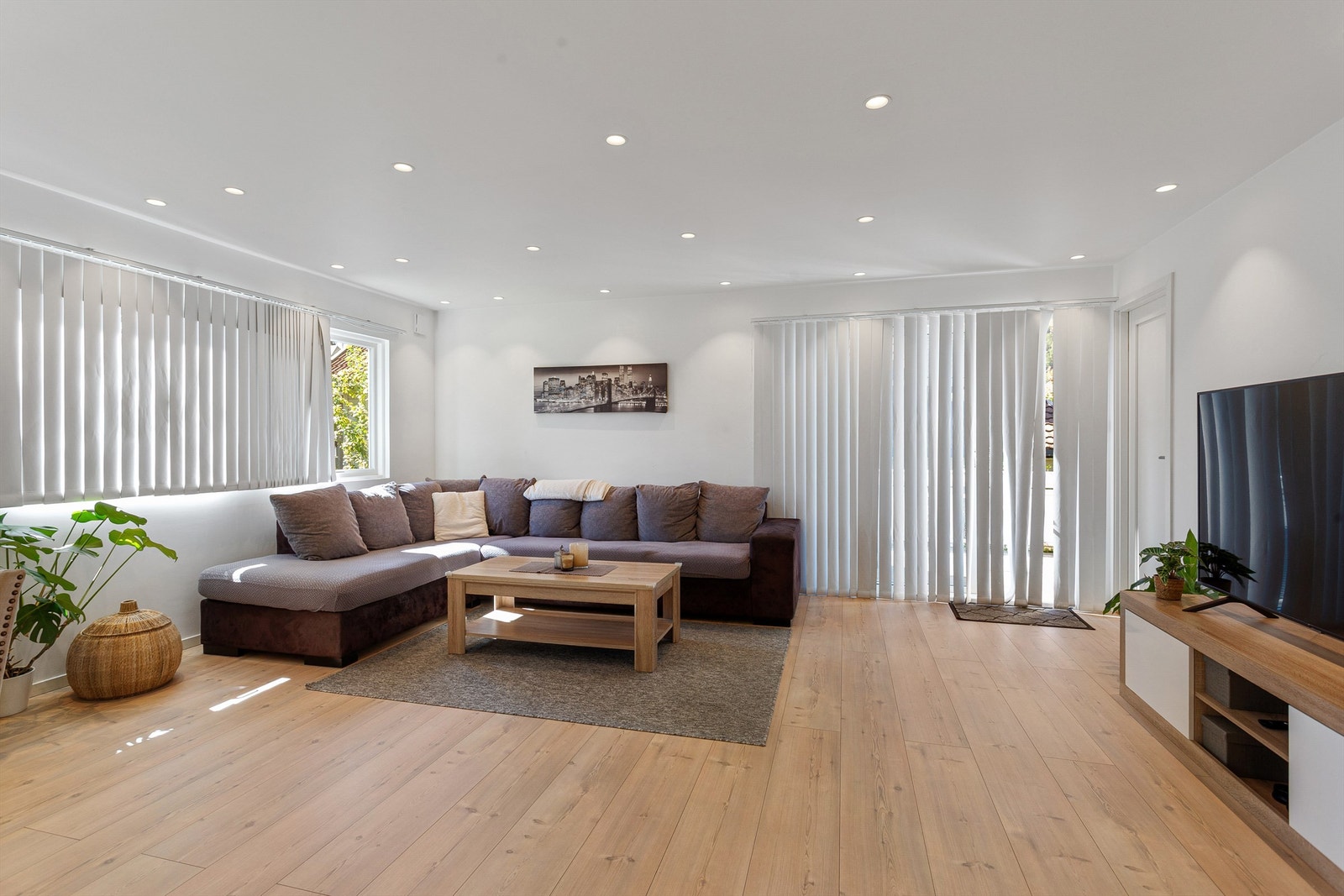 Stue med sofaområde og spiseplass Galleribilde