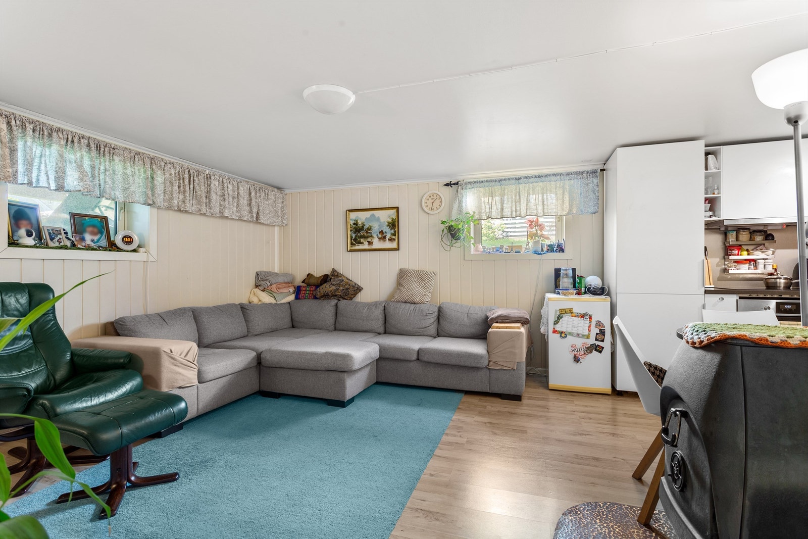 Åpen kjøkken- og stueløsning med sofaområde samt spiseplass Galleribilde