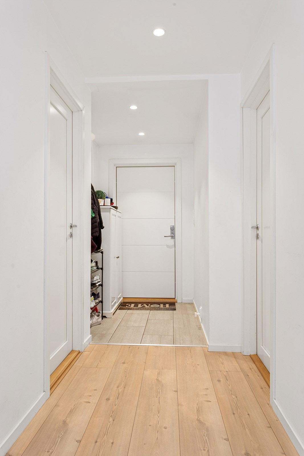 Entré med flislagt gulv som har gulvvarme Galleribilde