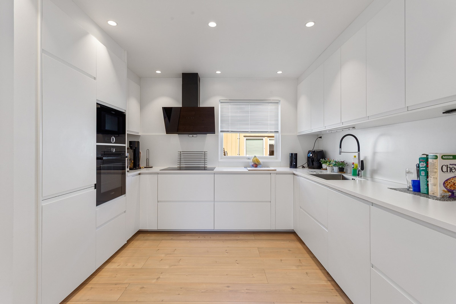 Stilren og nyere kjøkkeninnredning med helintegrerte hvitevarer Galleribilde