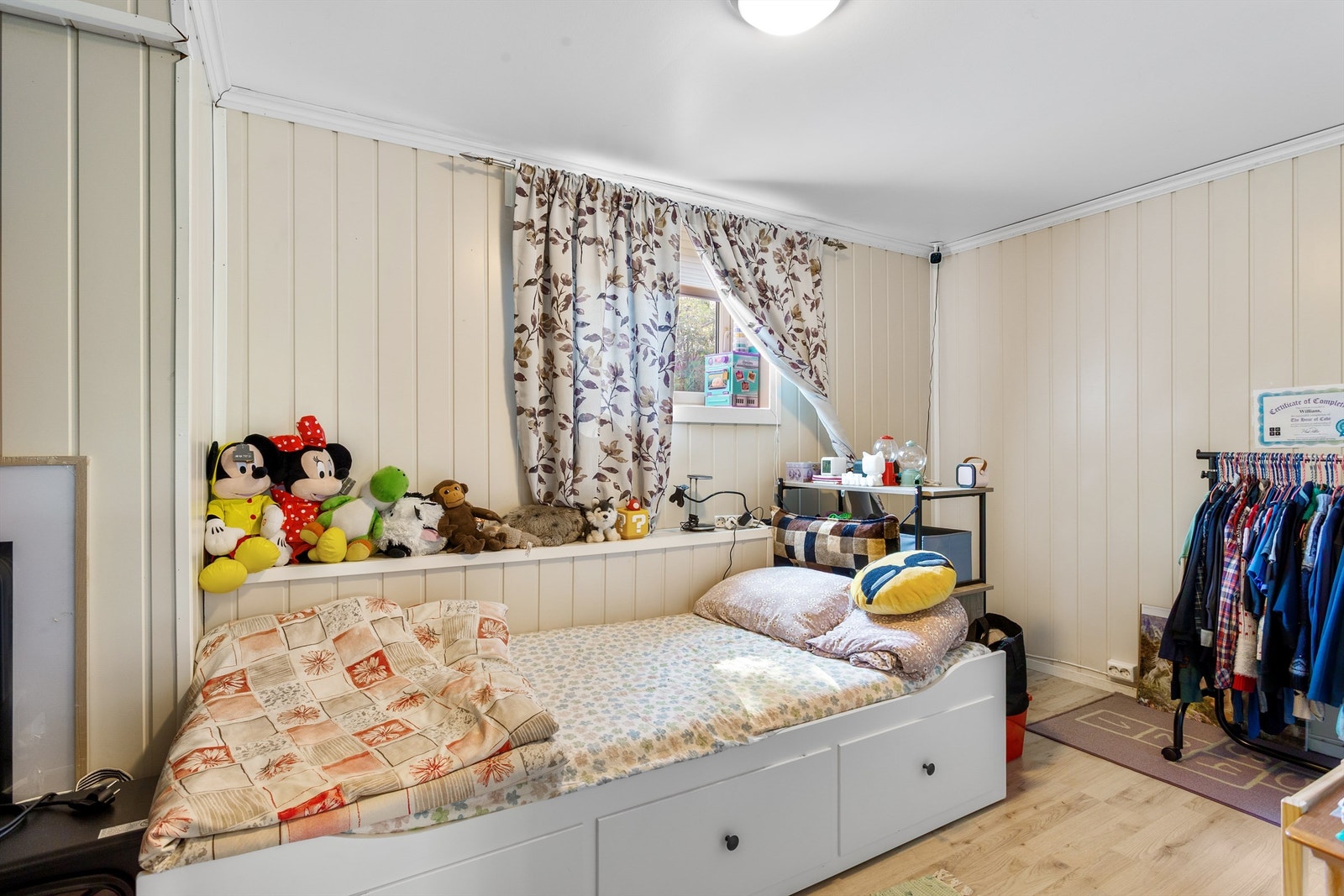 Soverom 5 med laminat på gulv, malt panel på vegger og malte plater i himling Galleribilde