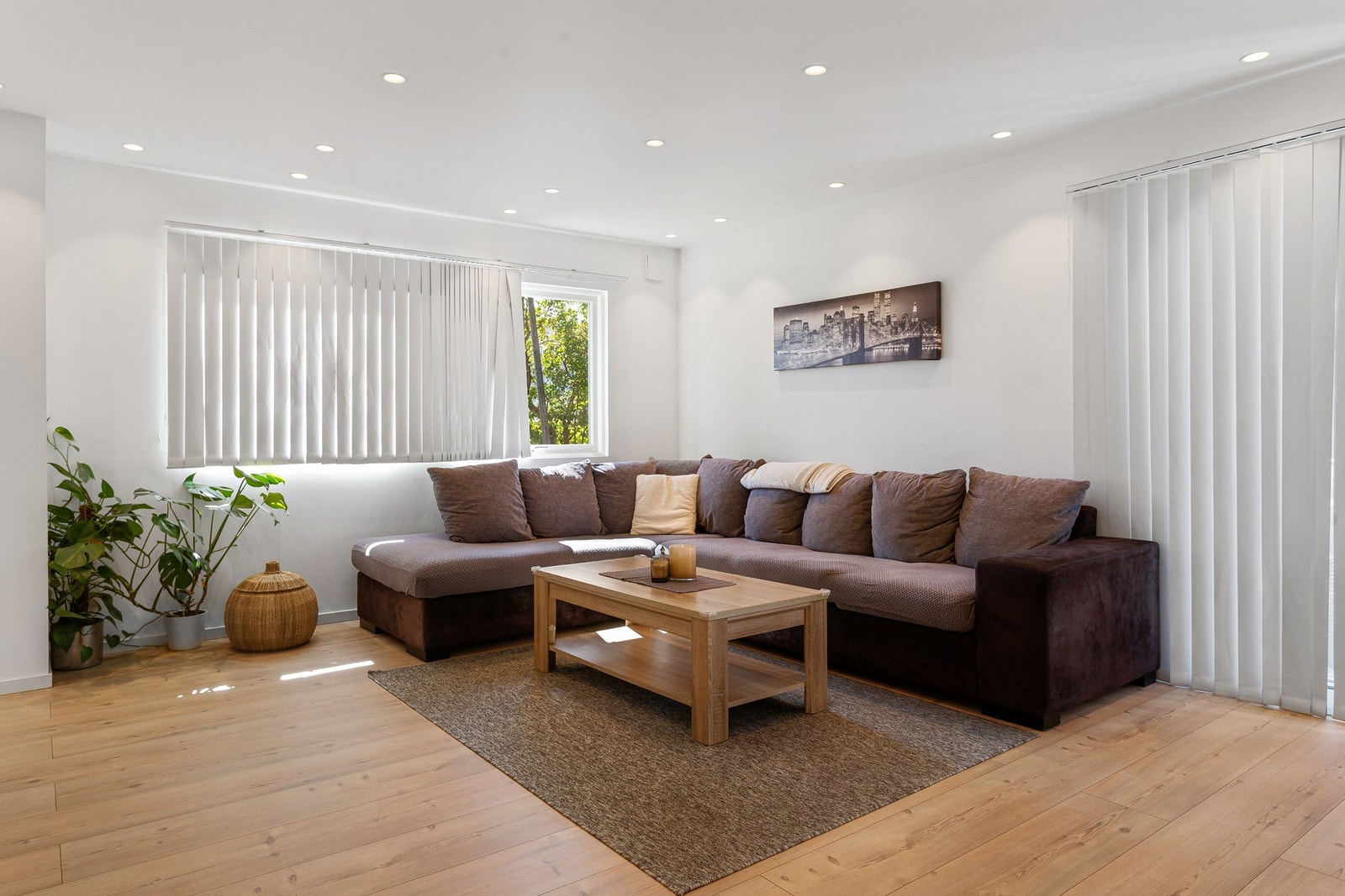 Godt med vindusflater langs to yttervegger som gir godt med naturlig lysinnslipp Galleribilde