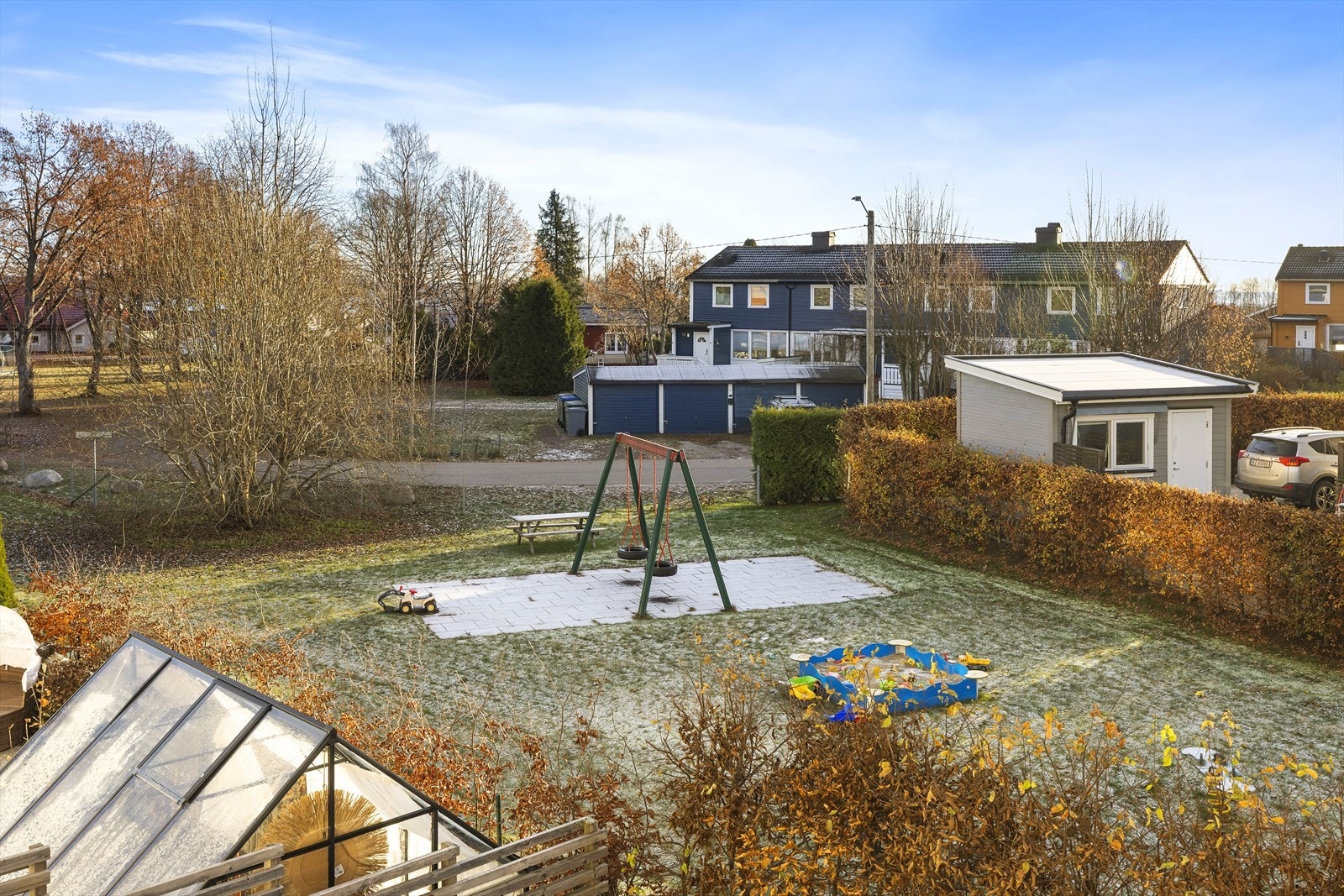 Det er koselig utsyn ut mot borettslagets hyggelige fellesarealer. Galleribilde