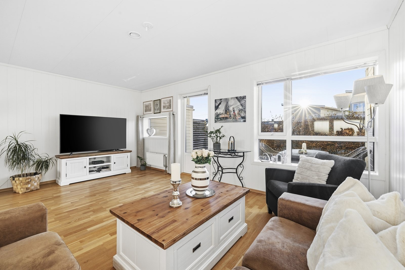 Her er det gode møbleringsmuligheter med plass til sofaløsning med tilhørende TV-møblement. Galleribilde