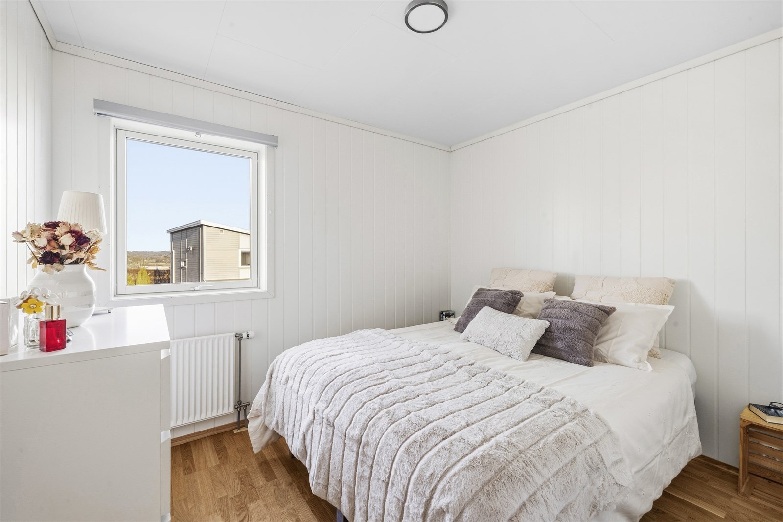 Soverom nr. tre er både lyst og trivelig med god plass til dobbeltseng med tilhørende møblement. Galleribilde