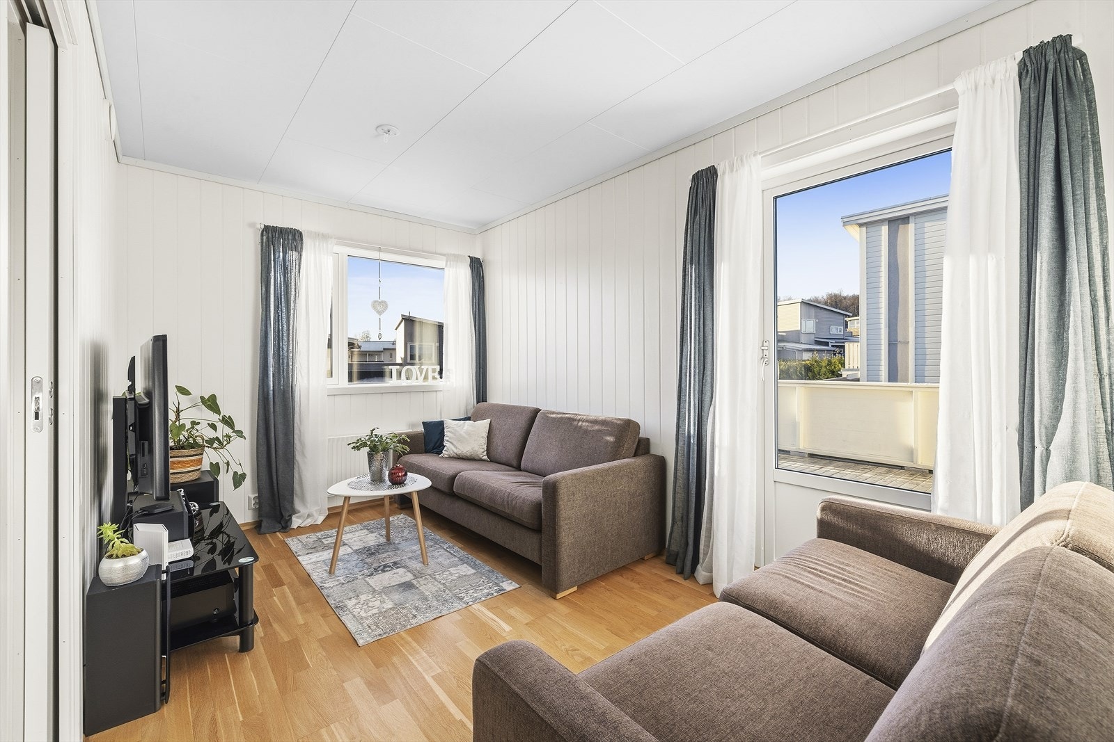 I 2. etasje er det en praktisk loftstue med utgang til egen, solrik takterrasse. Galleribilde