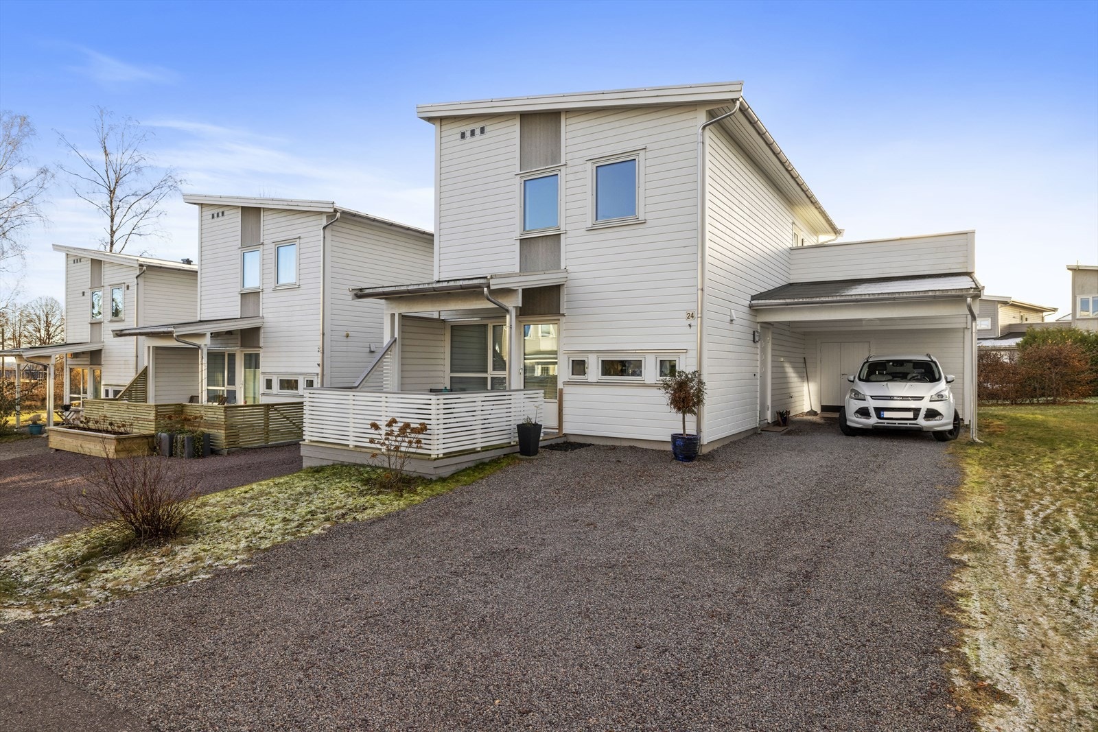 Det er gode parkeringsmuligheter i tilhørende carport og i gruset gårdsrom. Galleribilde