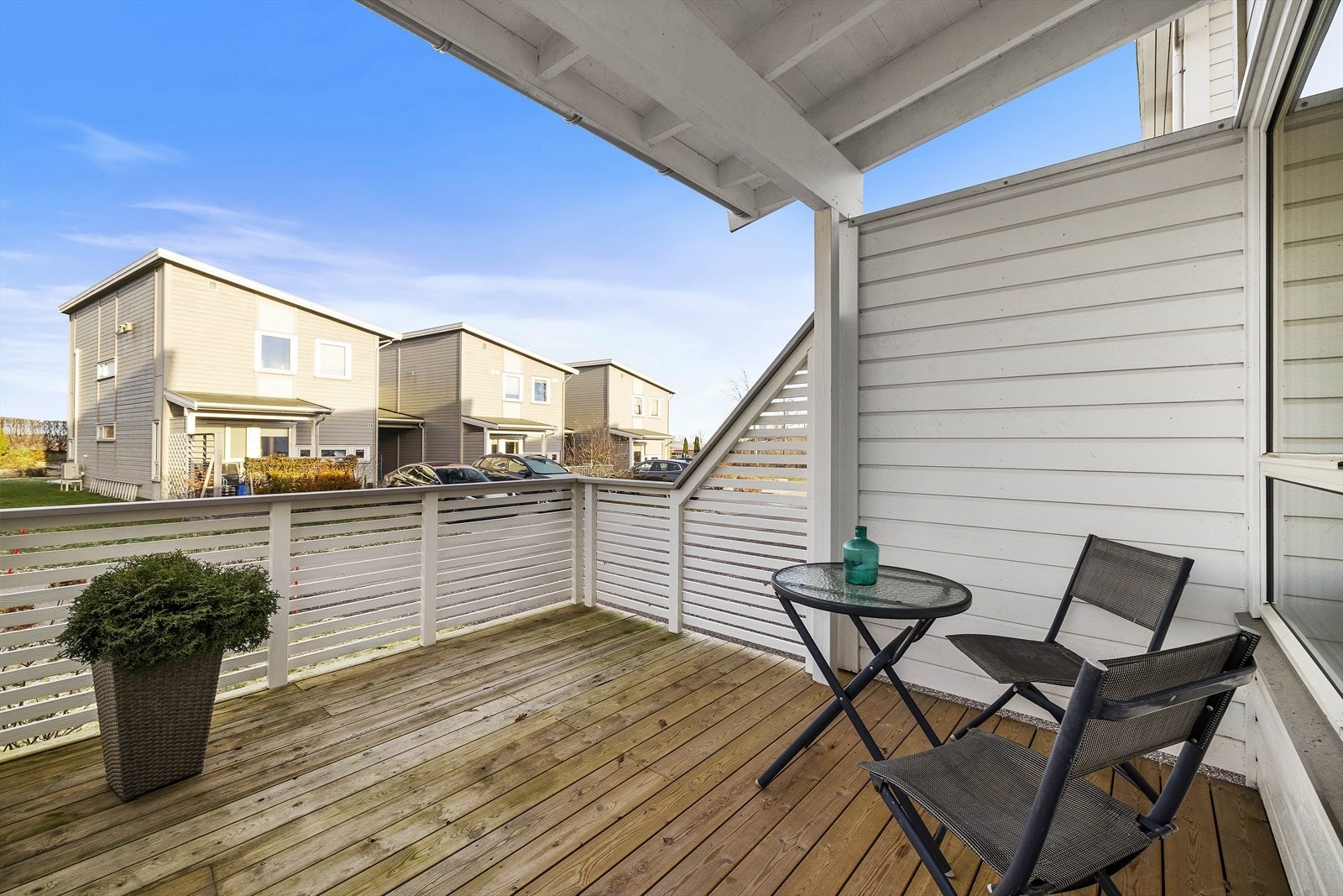 Uteplassen med utgang fra stuen er delvis takoverbygget og har levegg mot nabo som skjermer fint for innsyn. Galleribilde