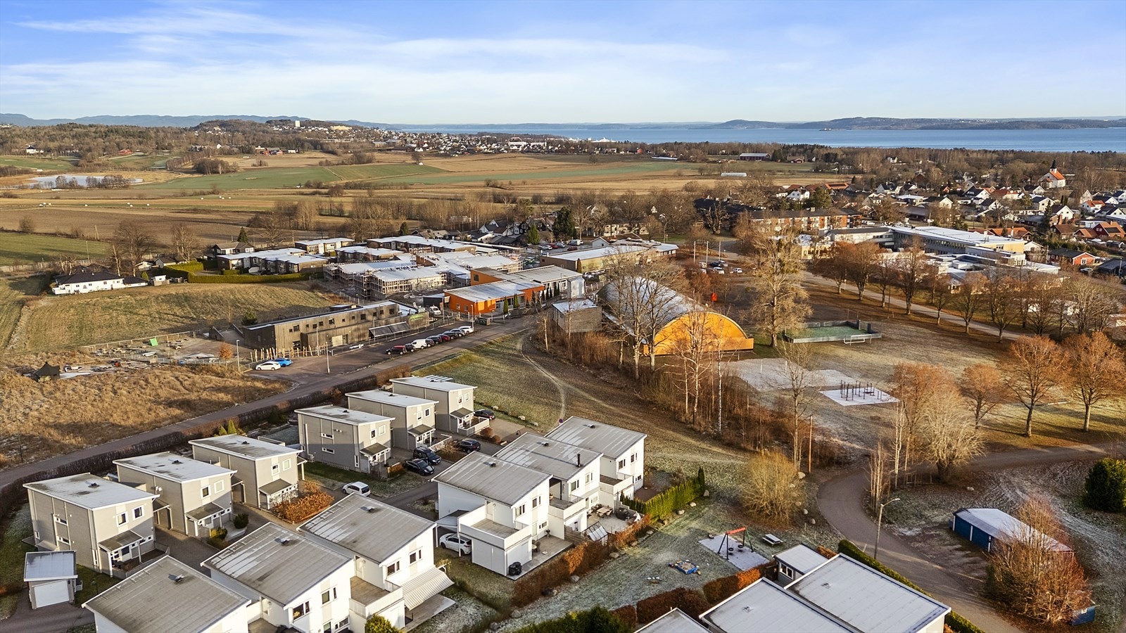 Det er også få minutters gange til barnehage, Borre ungdomsskole, dagligvare og bussholdeplass med gode forbindelser til Horten, Tønsberg og Skoppum med togstasjon. Galleribilde
