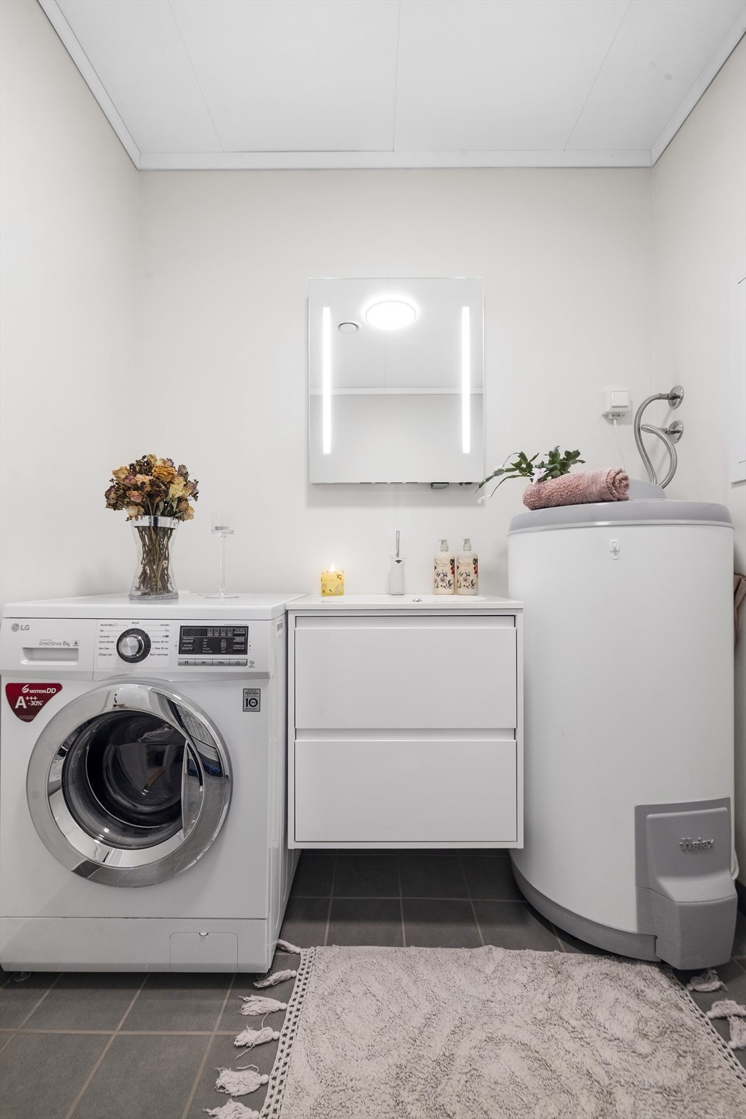 Boligens varmtvannsbereder på 200 liter er også plassert her. Galleribilde