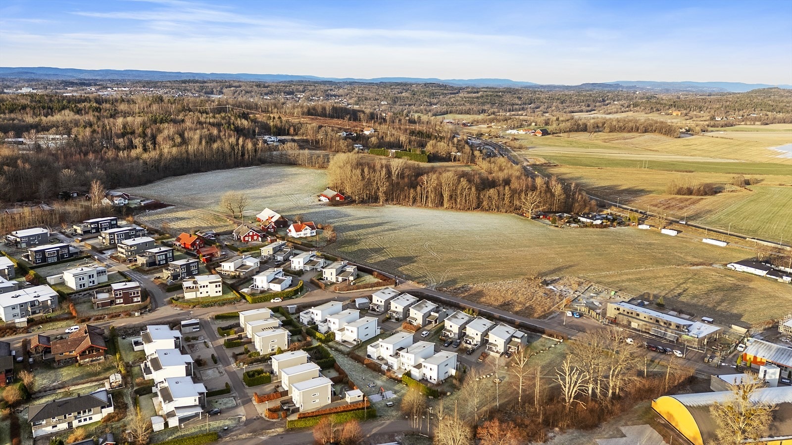 Det tar også kun ca. 15 minutter å sykle til togstasjonen på Skoppum. Det tar ca. 5 minutter med bil til Horten sentrum og Borre golfbane, ca. 15 minutter til Tønsberg og 30 minutter til Sandefjord Lufthavn, Torp. Galleribilde