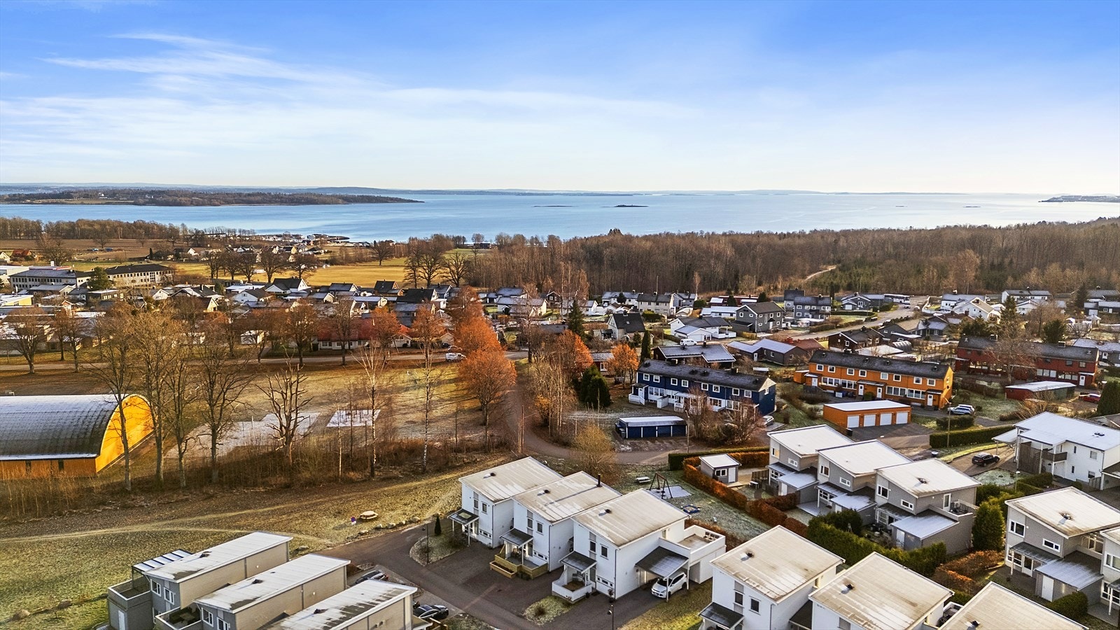 Boligen er beliggende på Kirkebakken i et nyere og veletablert boligfelt ovenfor Borrehallen. Her har man en solrik, stille og fredelig beliggenhet med nydelige turområder rett utenfor døren. Galleribilde