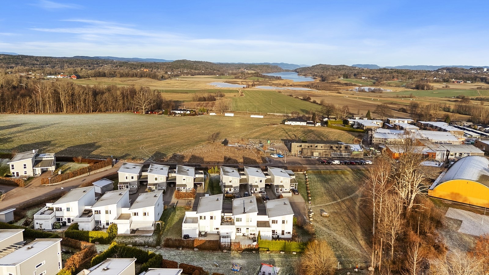 Det er en kort sykkeltur på ca. 5 minutter ned til idylliske Steinbrygga med småbåthavn, populær badestrand og kyststien langs fjorden til Horten og Åsgårdstrand. Galleribilde