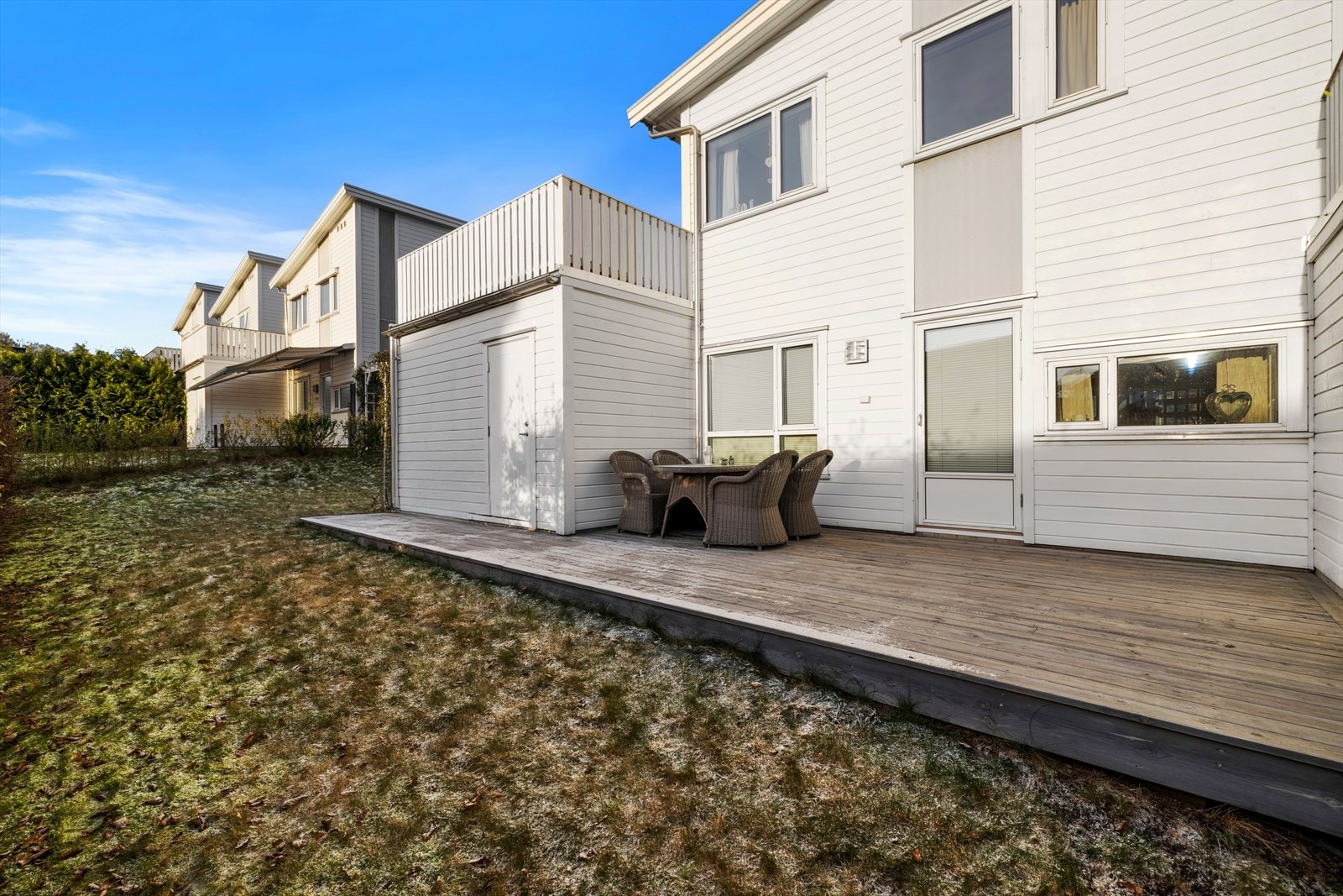 Markterrasse på motsatt side med utgang fra kjøkkenet. Herfra er det også adkomst til utvendig lagringsbod og hyggelig bakhage. Galleribilde