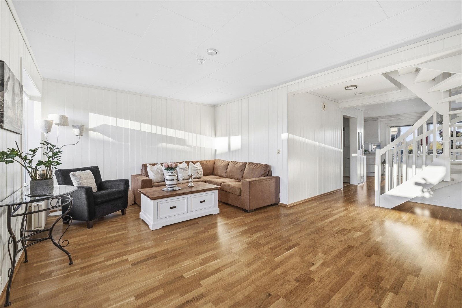 Overflatene preges av et solid parkettgulv mot lyse og tidløse veggoverflater og himling. Galleribilde