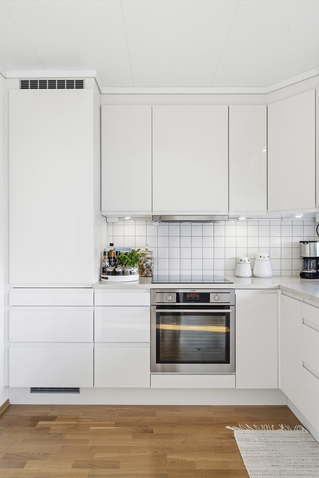 Integrerte hvitevarer som kjøleskap, oppvaskmaskin og komfyr medfølger i handelen. Galleribilde