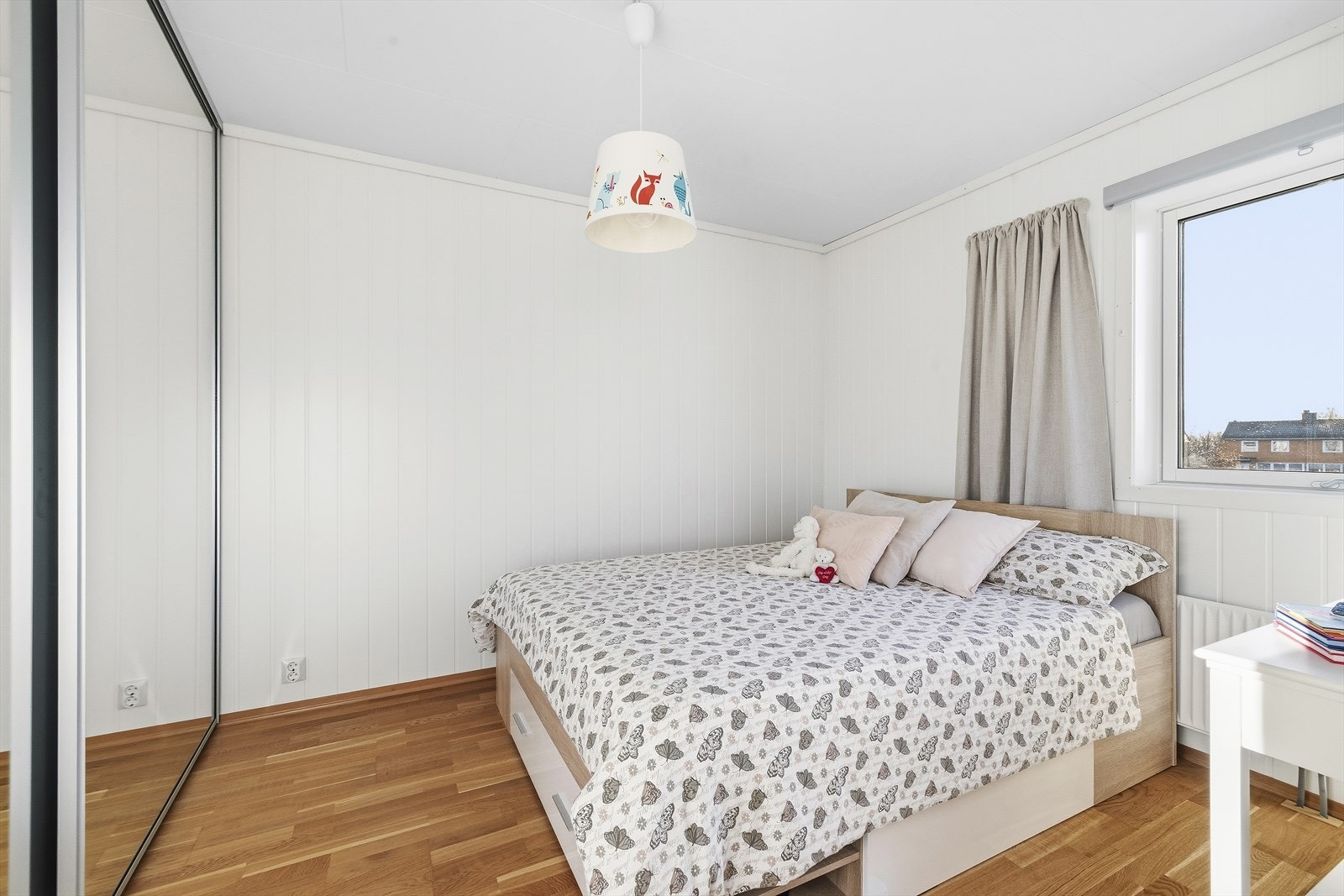 I denne etasjen er også alle boligens 3 soverom praktisk plassert - tilbaketrukket fra resten av oppholdsrommene. Galleribilde