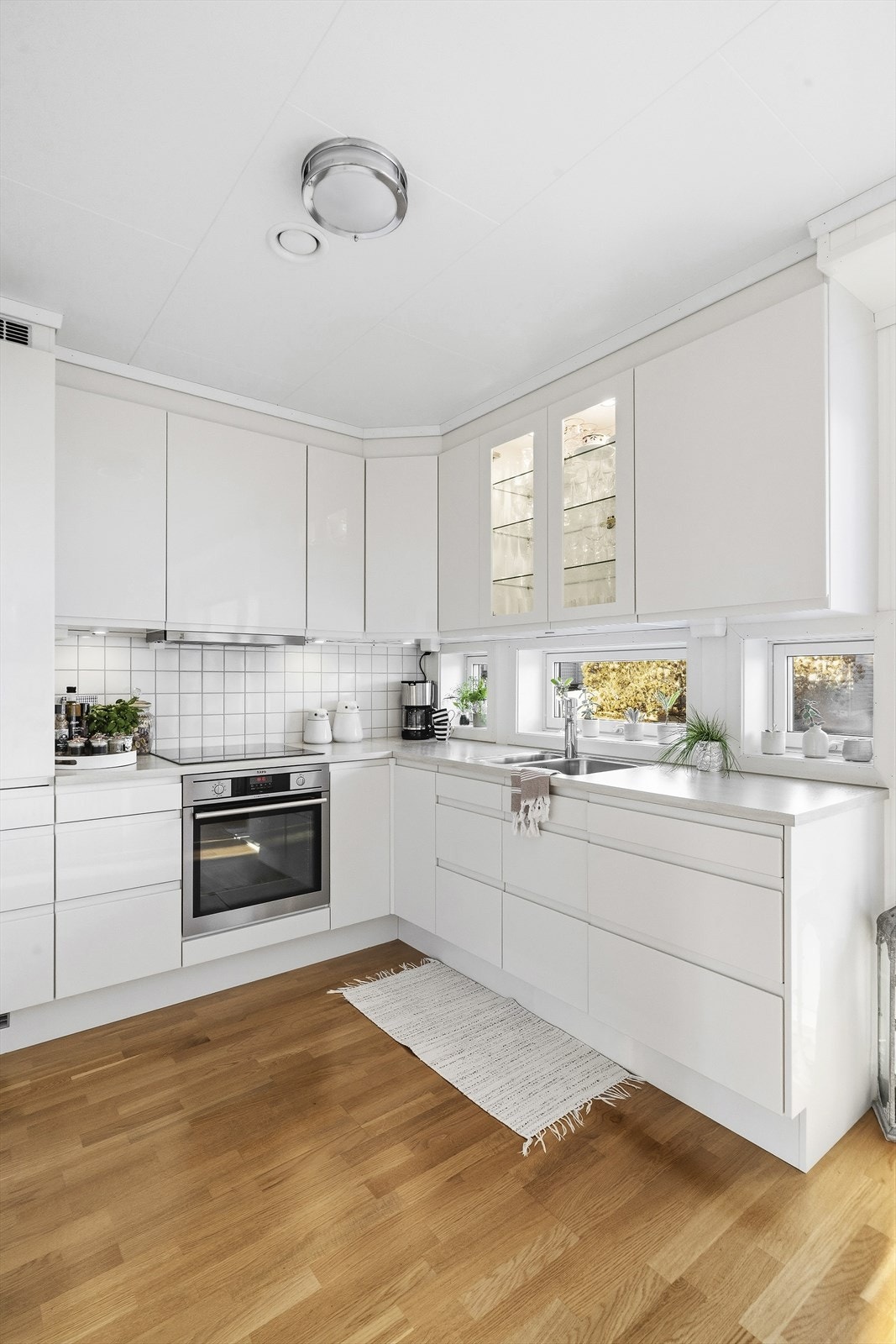 Kjøkkeninnredningen er i lysmalt utførelse med laminat benkeplate og nedfelt benkebeslag med to kummer. Galleribilde