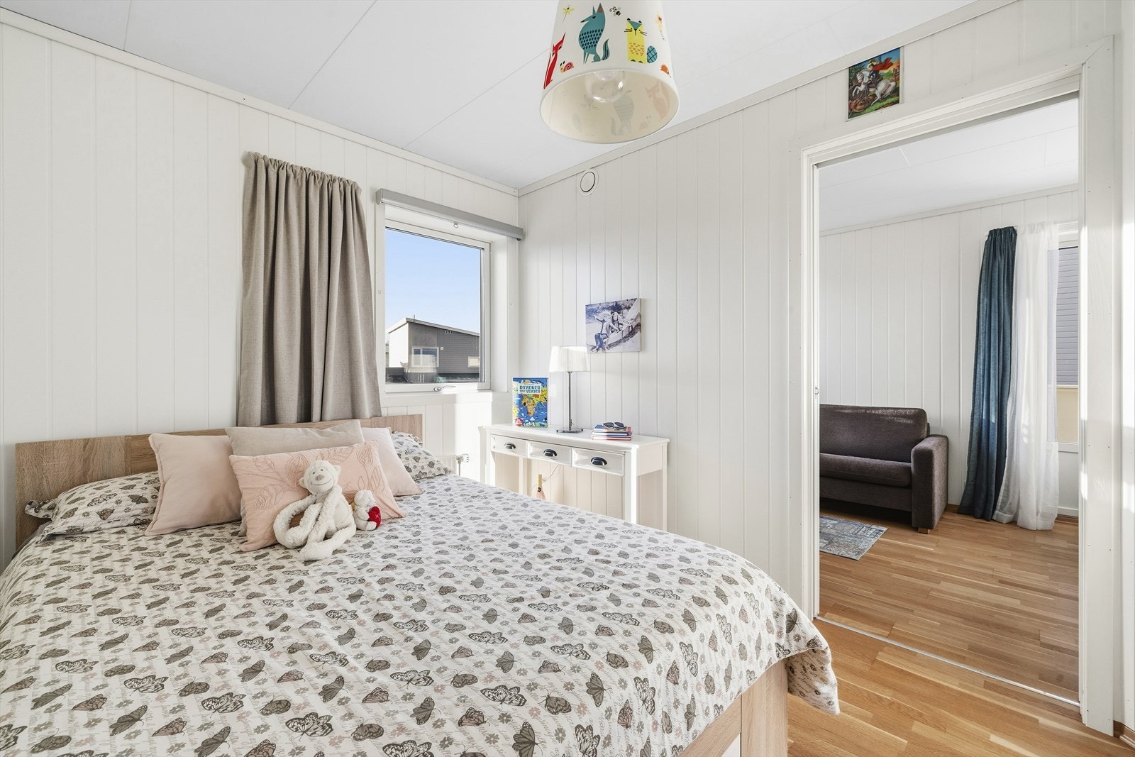 Alle soverommene har plass til seng og ulike oppbevaringsmøblement. Galleribilde