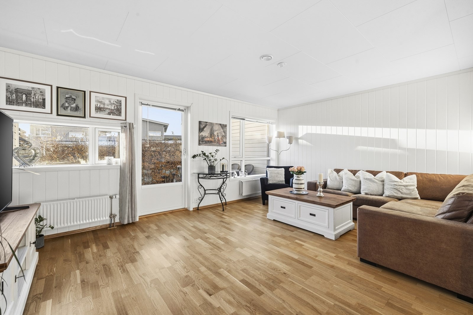 Stuesonen er også av fin størrelse og har utgang til markterrasse som passer godt både for rolige morgenstunder og sosiale sammenkomster. Galleribilde