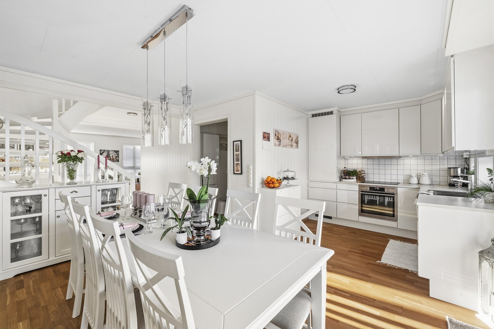 Spisestuen er praktisk plassert i tilknytning til kjøkkensonen hvor det også er utgang til nyere uteplass. Galleribilde